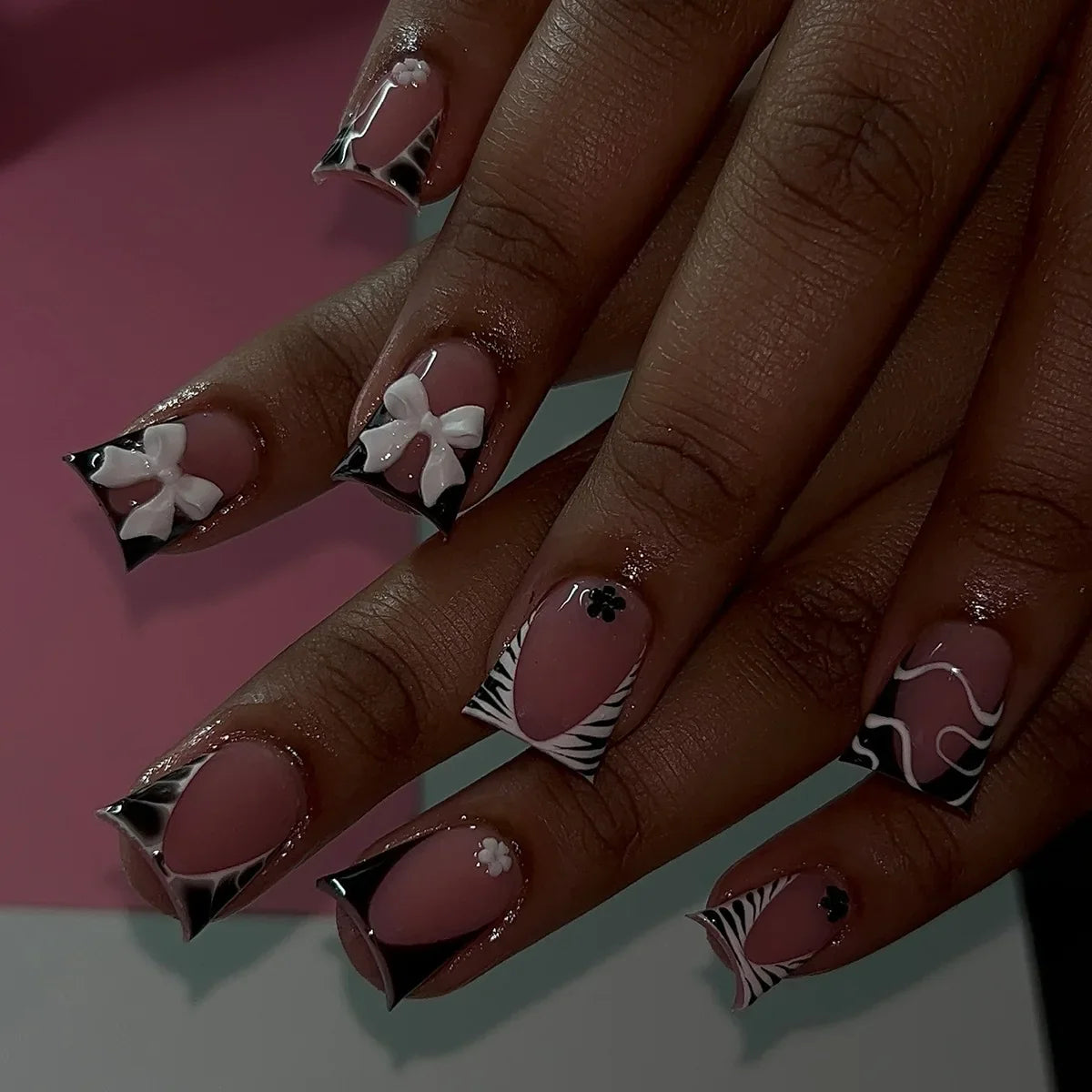 24Pcs French Pink Press on Nails Short Square Head Fake Nails with Flower Rhinestone Design Wearable Finished False Nail Tips